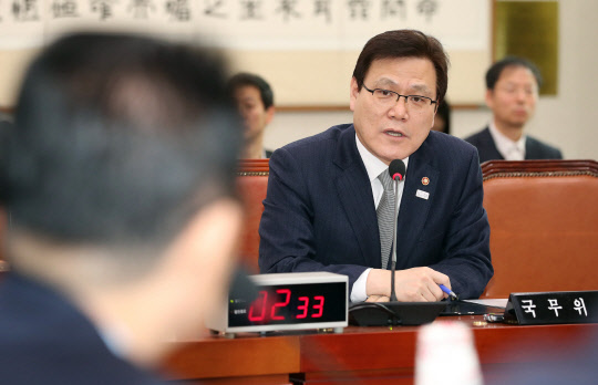 30일 오전 국회에서 열린 법제사법위원회 전체회의에서 최종구 금융위원장이 가상화폐 관련 의원들의 질문에 답하고 있다.  연합뉴스